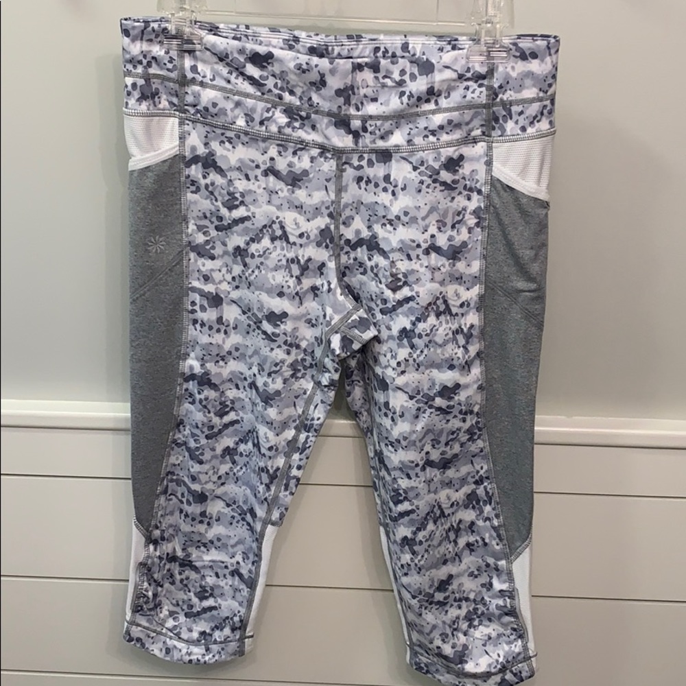 Like New Athleta Powervita Capri Yoga Pants